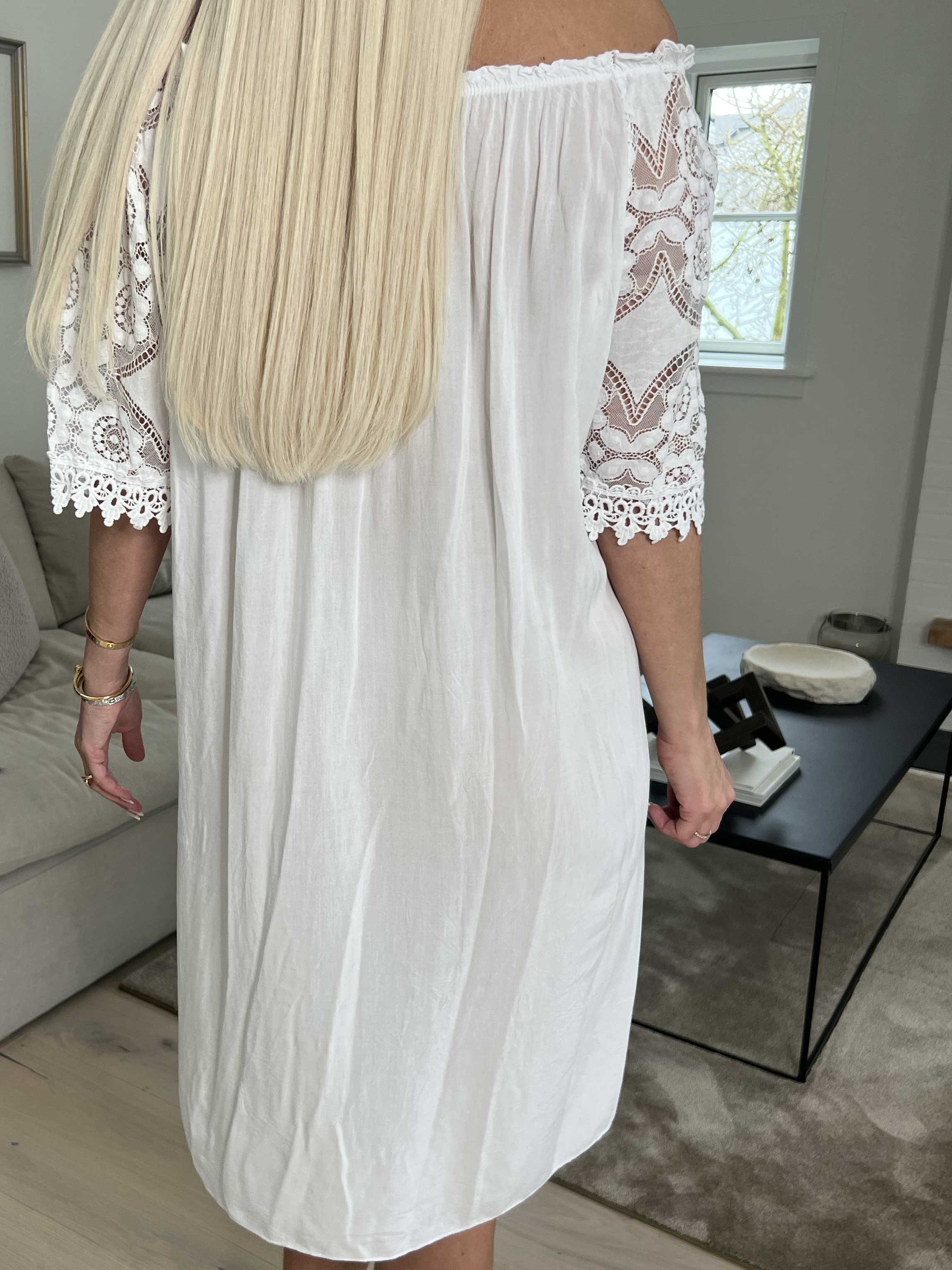 Thea - Söt spetsklänning med elastisk halsringning